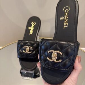 CHANEL 26C Turnlock CC logo Quilted leather slides sandals size 38.5